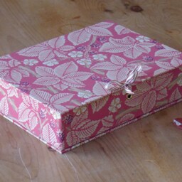 William Morris Box File in Bramble Claret - A4 Office Collection & Stationery Handmade England - thumbnail 2