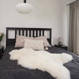 "White Sheepskin Throw Rug, Genuine Leather, Comfy Cozy Decor - 44""x 26" - thumbnail 3