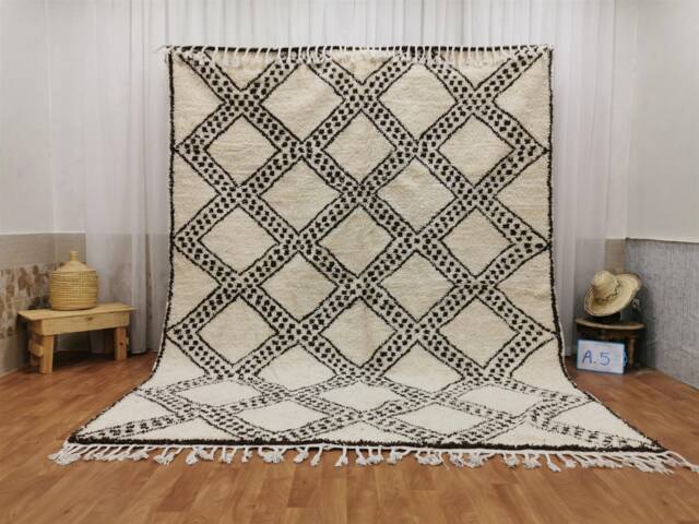 Handwoven Beni Ouarain Rug - Moroccan Berber Wool, Geometric Design - 8 Ft X 10 Ft - image 1