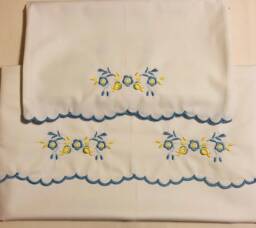 Embroidered Organic Cotton Crib Sheet Set Floral Motif, Scalloped Edge - thumbnail 1