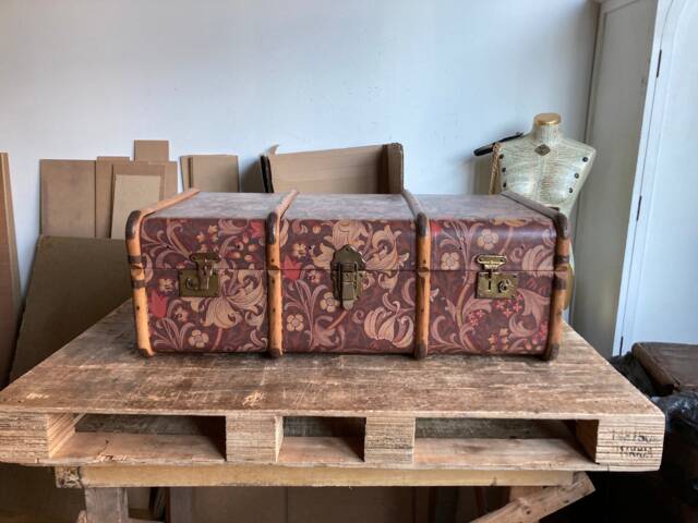 William Morris Steamer Trunk Coffee Table - Upcycled Storage Bench Retro Toy Chest _ Glfb - image 1