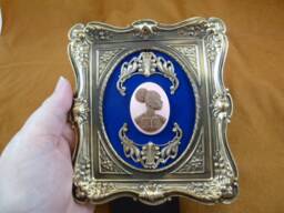 Framed Cameos African American Woman Milk Chocolate + Pink Victorian Scrolled Floral Design Brass Frame Wall Shelf Desk Hanging Art Cfa20-4