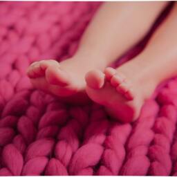 Merino Wool Chunky Knit Blanket, Dark Pink Giant Throw - thumbnail 3