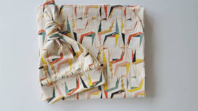 Giraffe Organic Swaddle Blanket & Newborn Hat Set. Take Home Origami Photo Prop. Baby Shower Gift - image 1