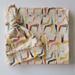 Giraffe Organic Swaddle Blanket & Newborn Hat Set. Take Home Origami Photo Prop. Baby Shower Gift - thumbnail 2