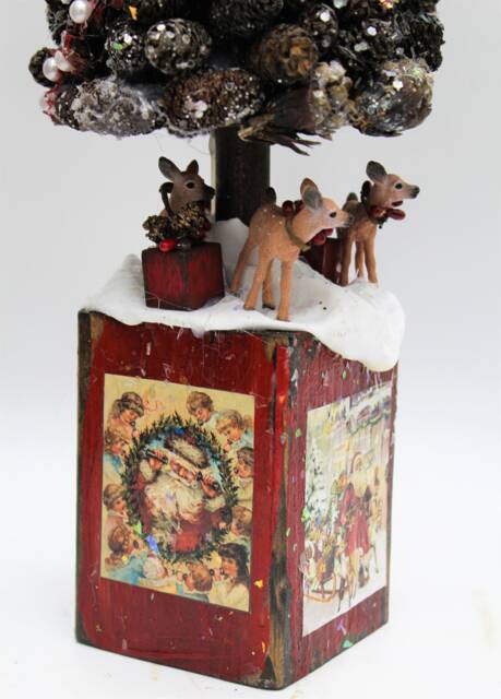 Vintage Design Christmas Tree With Rustic Pinecones & Berries Deer Gifts Under The - image 1