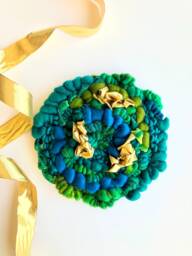 Gilded Clover 10-Inch Round Woven Wall Hanging - thumbnail 1