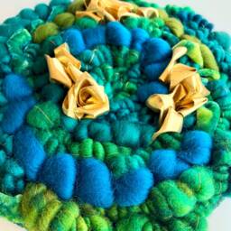 Gilded Clover 10-Inch Round Woven Wall Hanging - thumbnail 3