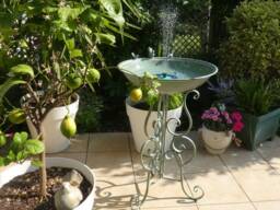 Large Freestanding Bird Bath/Bird Feeder On A Stand, 71 cm High, Rustproof & Frost-Resistant, Cast Aluminum, Garden Decoration in Country Style