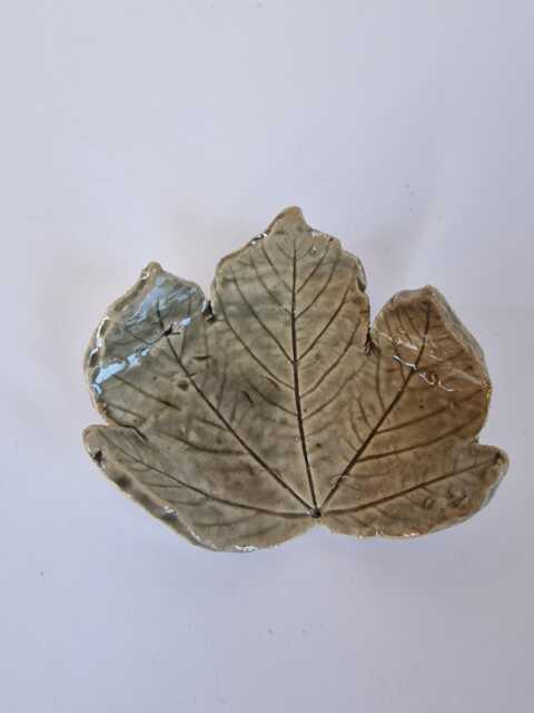 Ceramic Leaf T-Light Holder, Tea Light Stand in Green - image 1