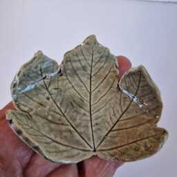 Ceramic Leaf T-Light Holder, Tea Light Stand in Green - thumbnail 2