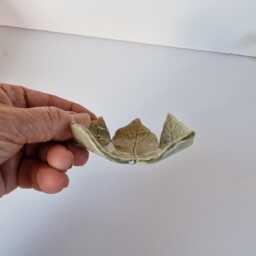 Ceramic Leaf T-Light Holder, Tea Light Stand in Green - thumbnail 3