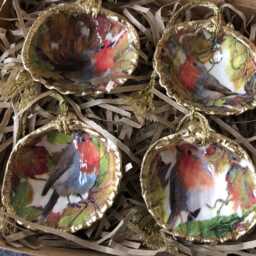 Robin Christmas Ornaments, Tree Decoration, Hanging Cockle Shell Decorations, Remembrance Garden Bird Lovers Gift - thumbnail 4