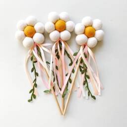 Daisy Flower Wand/ Spring Birthday Fairy Party Favour/ Easter Felt Gift/ Gifts For Girls - thumbnail 1