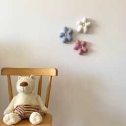 Handmade Ceramic Daisy Wall Hanging Pastel Floral Home Decor - thumbnail 2