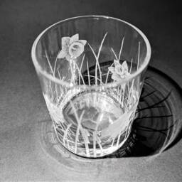 Daffodil Tealight Holder - Hand Engraved Candle Floral Glass Flower Art Personalised Keepsake Lover - thumbnail 4