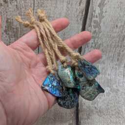 Set Of Five Wild New Zealand P??ua Shell Ornaments - Natural Beach-Combed Abalone Decorations On Jute Cord For Yule Christmas Trees - thumbnail 4