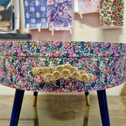 Round Coffee Table , Ditsy Floral, Multicolour Pink Blue & Green Flower Design. Table, Lift Off Top For Storage. End Lounge - thumbnail 3