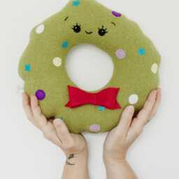 Christmas Cushion - Wreath Plush Caro & Zolie Decoration - thumbnail 4