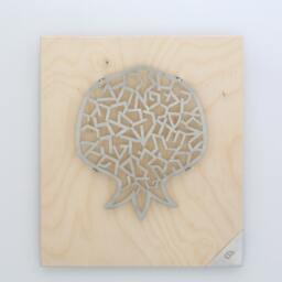Wall Hanging - Pomegranate On A Birch Wood By Shraga Landesman, Judaica, Hebrew Letters - thumbnail 2
