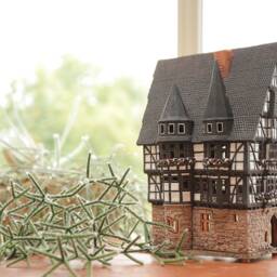 Ceramic House Tealight Holder Home Decor Handmade Miniature Replica Of The Original Town Hall in Alsfeld F16 - thumbnail 3