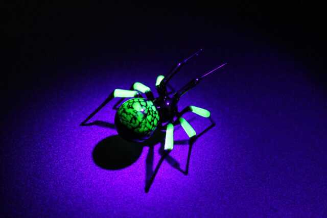 Uranium Glass Spider Surprise Vaseline Figurine Uv Black - image 1