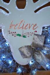 Christmas Wooden Reindeer Wreath With Sparkly Bow & Lights - thumbnail 3
