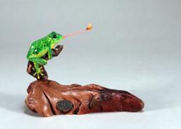 Flycatching Frog Sculpture By John Perry 6 Inches Long On Burlwood Figurine Statue - thumbnail 1