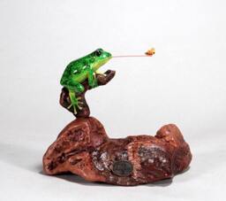 Flycatching Frog Sculpture By John Perry 6 Inches Long On Burlwood Figurine Statue - thumbnail 4