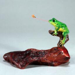 Flycatching Frog Sculpture By John Perry 6 Inches Long On Burlwood Figurine Statue - thumbnail 2