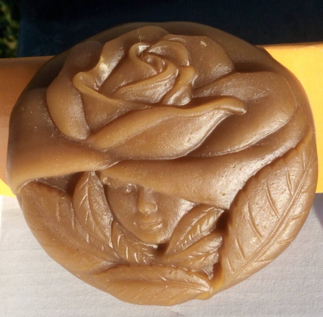 "Natural Candle in Pure Beeswax ""Face & Pink Macaron"