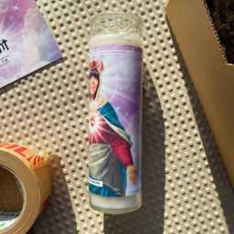 Saint Claudia Winkleman Prayer Candle Scented Vegan Soy Wax, 120Hr Burn - thumbnail 3