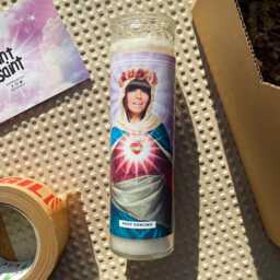 Saint Claudia Winkleman Prayer Candle Scented Vegan Soy Wax, 120Hr Burn - thumbnail 2