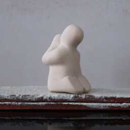 Prayer - Expressive Ceramic Figurine For Sandplay & Counseling - thumbnail 4