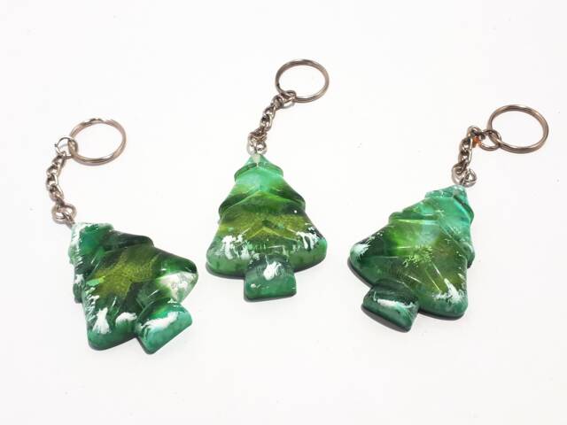 Hand Cast Resin Christmas Tree Keyring Snowy Green Xmas - image 1