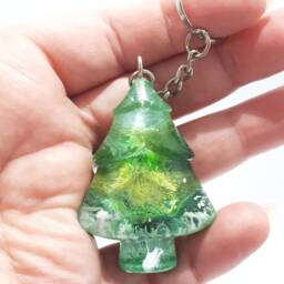 Hand Cast Resin Christmas Tree Keyring Snowy Green Xmas - thumbnail 3