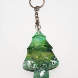 Hand Cast Resin Christmas Tree Keyring Snowy Green Xmas - thumbnail 2