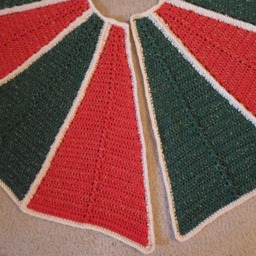 Christmas Tree Skirt - in Red, Green & Cream With Gold Metallic Effect - thumbnail 4