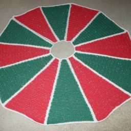 Christmas Tree Skirt - in Red, Green & Cream With Gold Metallic Effect - thumbnail 3