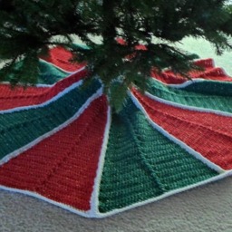 Christmas Tree Skirt - in Red, Green & Cream With Gold Metallic Effect - thumbnail 2