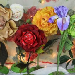 "Alice in Wonderland - Non Talking Flowers ""Golden Petals" - thumbnail 4