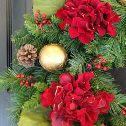 Outdoor Red Hydrangea Christmas Wreath Pinecone & Gold Ornament Weatherproof Evergreen Decor 22 Inches - thumbnail 3