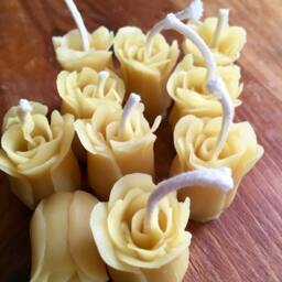 Beeswax Rosebud Candle - thumbnail 2