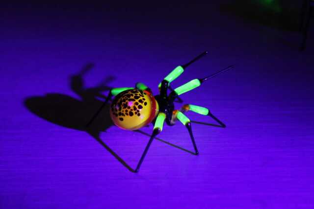 Red Uranium Glass Spider Surprise Vaseline Figurine Uv Black - image 1