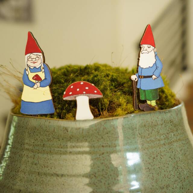 Garden Gnomes Fancy Plants Diorama Kit - image 1
