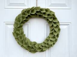 Magnolia Leaf Felt Wreath, Green Christmas Farmhouse Holiday Decor - thumbnail 1