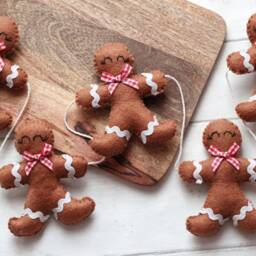 Gingerbread Man Felt Garland Handmade Christmas Ornament - thumbnail 2
