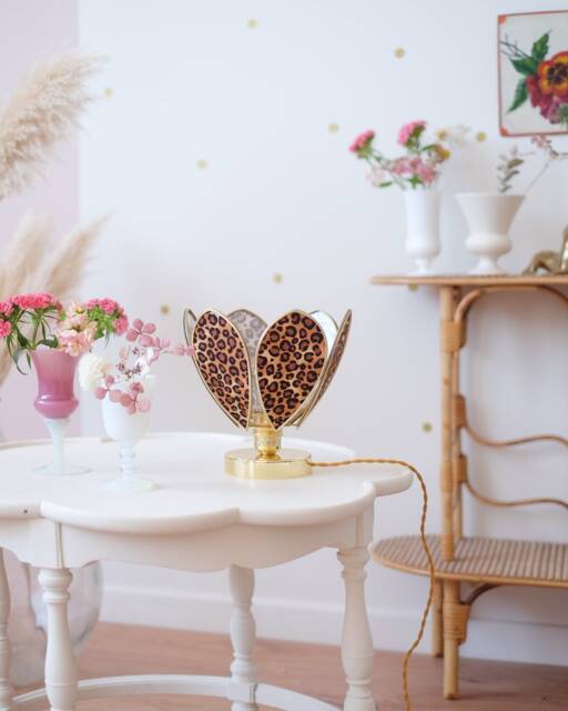 Flower Table Lamp - Leopard Pattern - image 1