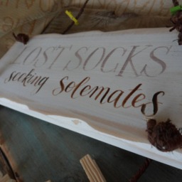 Lost Socks Seeking Sole Mate Laundry Room Sign Single Looking For Funny Kitchen & Laundry Wall Decor Socks Peg Holder - thumbnail 3