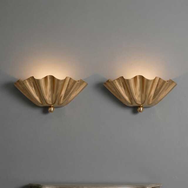 Mid-Century Modern Brass Wall Sconce - Scalloped Ruffle Shade Vanity Light Vintage Art Deco Lamp - image 1